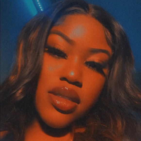 Profile Picture of Milla Berdah (@millaberdah) on Poshmark