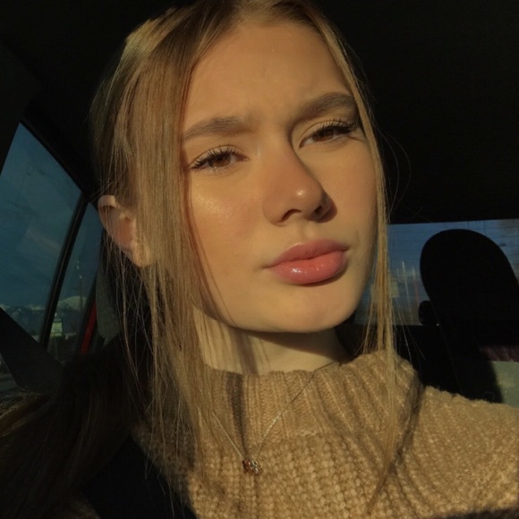 Profile Picture of Shayla Olson (@shayla_olson) on Poshmark