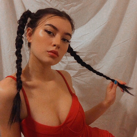 Profile Picture of Caroline Daigle (@carodaigle) on Poshmark