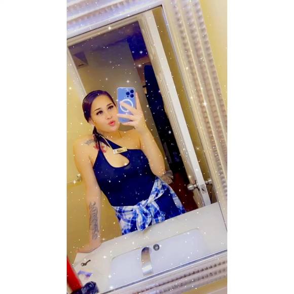 Profile Picture of Karly Kealoha (@karly_kealoha) on Poshmark