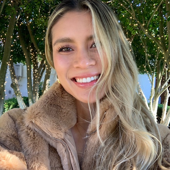 Profile Picture of Mia Stonecypher (@miadrella) on Poshmark