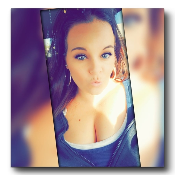 Profile Picture of Shawna Carpenter (@shawnacarpenter) on Poshmark