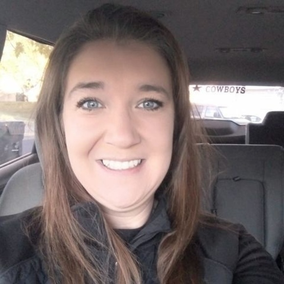 Profile Picture of April Dawn (@apesh273700) on Poshmark