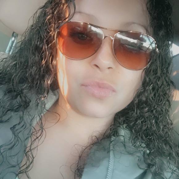 Profile Picture of Farrah Weaver (@lilfarrah) on Poshmark