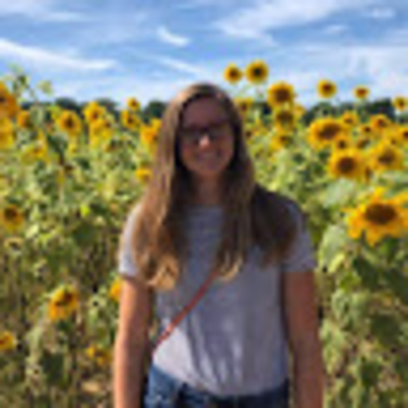 Profile Picture of Madeline Maciag (@madelinemaciag) on Poshmark