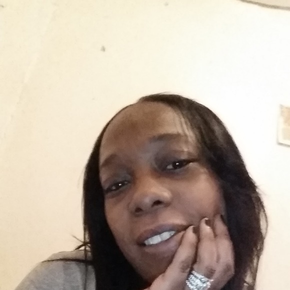 Profile Picture of Shelia Outland (@maleehah15) on Poshmark