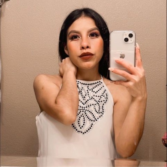 Profile Picture of Beatriz Guzman (@besamu0320) on Poshmark