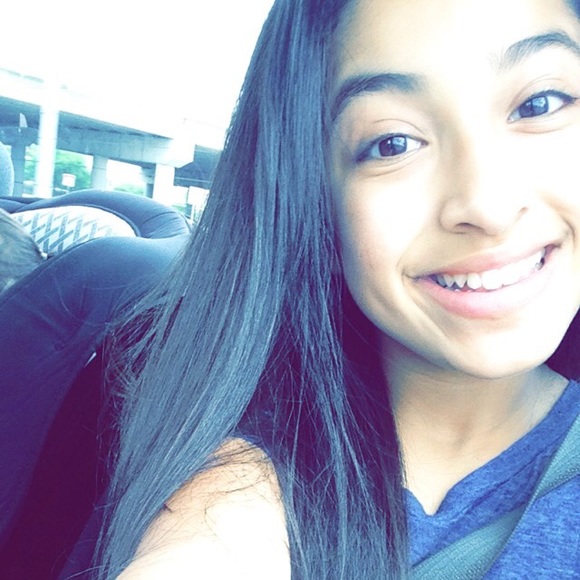 Profile Picture of Sarah Holguin (@sarahlove3) on Poshmark