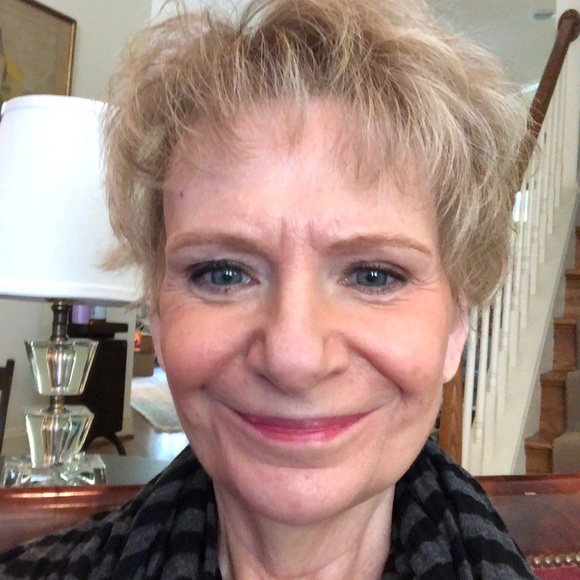 Profile Picture of Julia Snider (@juliasnider630) on Poshmark