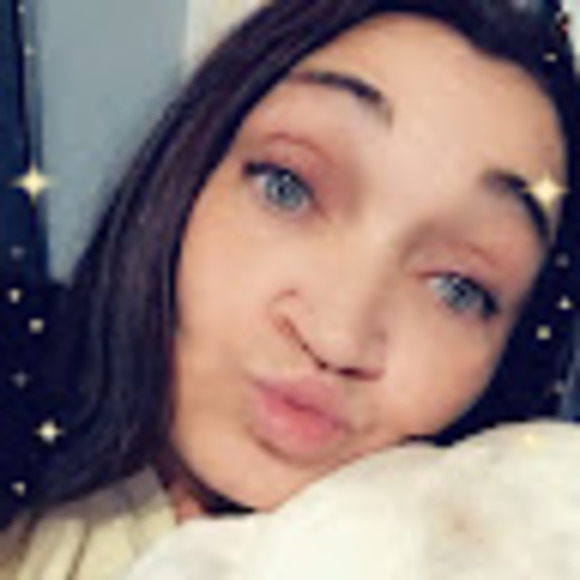 Profile Picture of Frances Weaver (@deeweaver75) on Poshmark