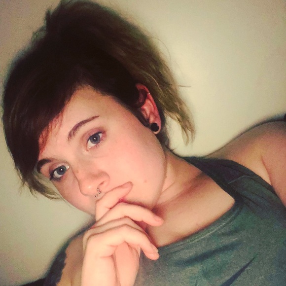 Profile Picture of Carla Jeffery (@carla_jeffery) on Poshmark