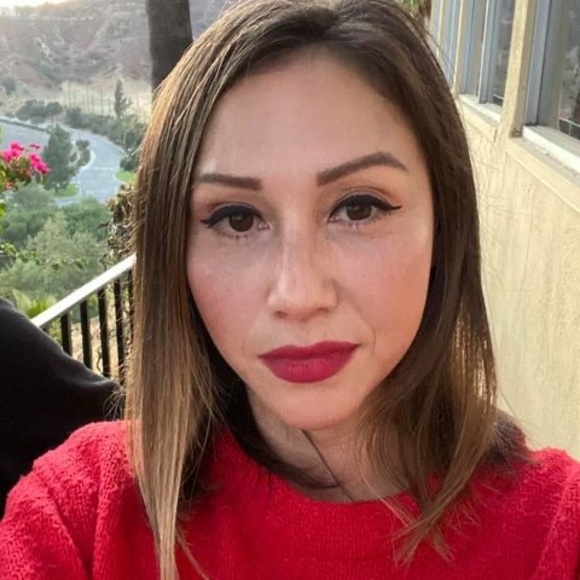 Profile Picture of Elizabeth Nathanson (@alilbitsexy) on Poshmark