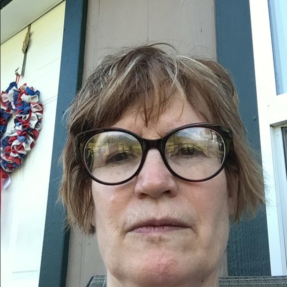 Profile Picture of Louise Roberts (@leoberts59) on Poshmark