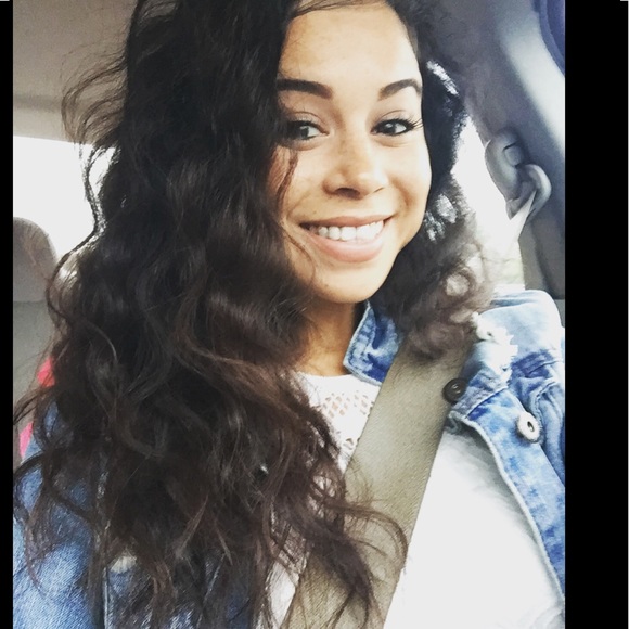 Profile Picture of Danielle Valdeleon (@dvaldeleon) on Poshmark