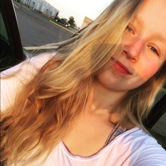 Profile Picture of Allison Heinrich (@allisonheinrich) on Poshmark