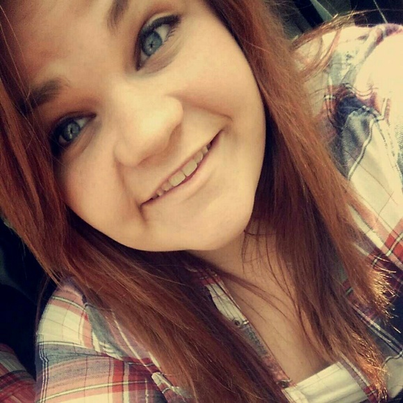 Profile Picture of Allison Mullins (@allisonmullins7) on Poshmark