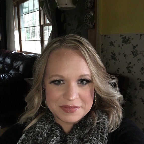 Profile Picture of Erica Frazer (@erica_robin) on Poshmark