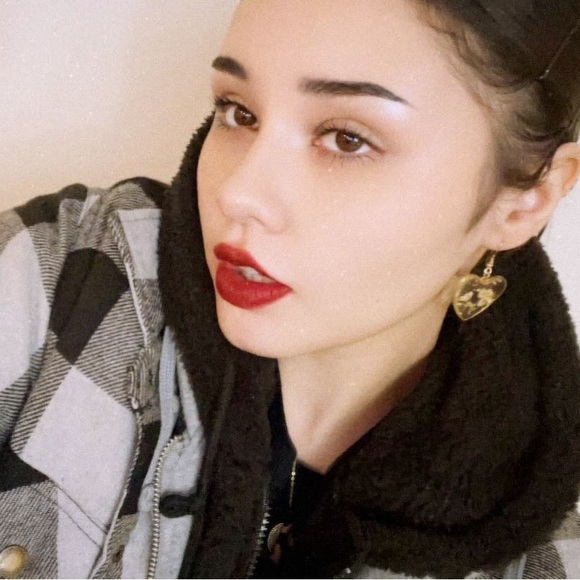 Profile Picture of Julianne Gillies (@julianneaw) on Poshmark