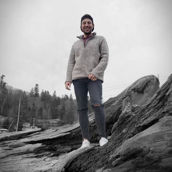 Profile Picture of Matt Maxwell (@mdma011793) on Poshmark