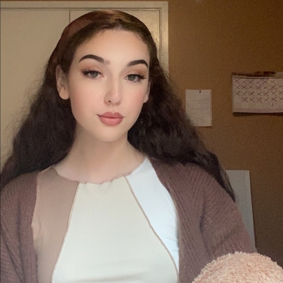 Profile Picture of Kayla Witcombe (@kaylawitcombe) on Poshmark