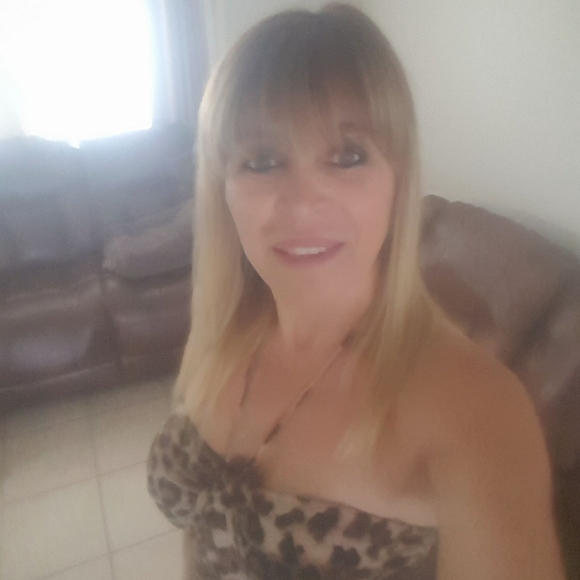 Profile Picture of Fabiana Lutteral (@fabilu49) on Poshmark
