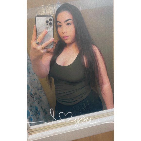 Profile Picture of Dayanna Hernandez (@dayannaherna423) on Poshmark