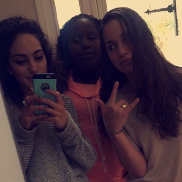 Profile Picture of Sarah Genovese (@sarahg___) on Poshmark