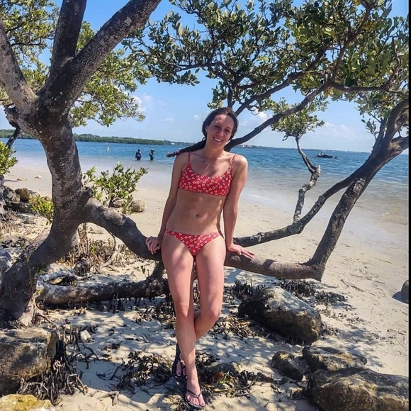 Profile Picture of Gabrielle Roberts (@gabroberts16) on Poshmark