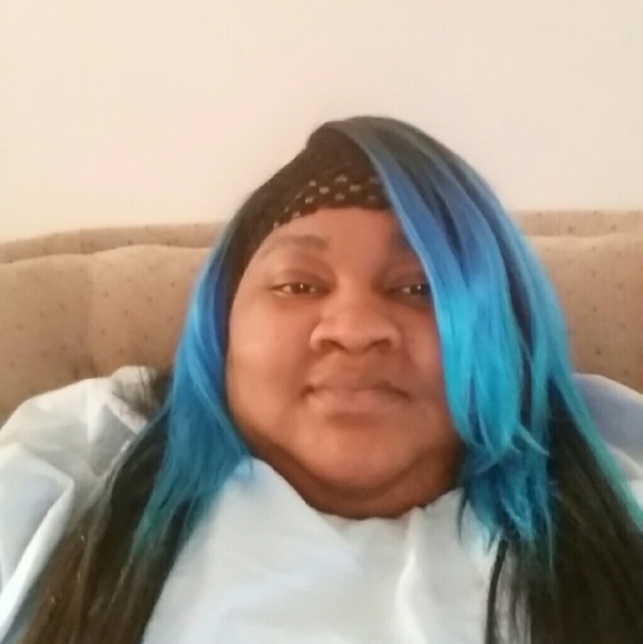 Profile Picture of Andrea Henley (@andreas5) on Poshmark