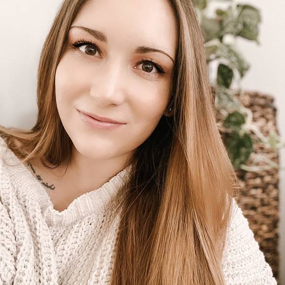 Profile Picture of Arrianne Stoor (@anniestoor) on Poshmark