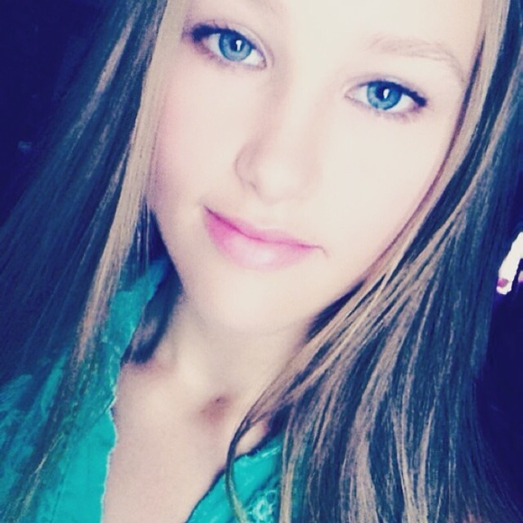 Profile Picture of Haylea Castle (@hayleamarie520) on Poshmark