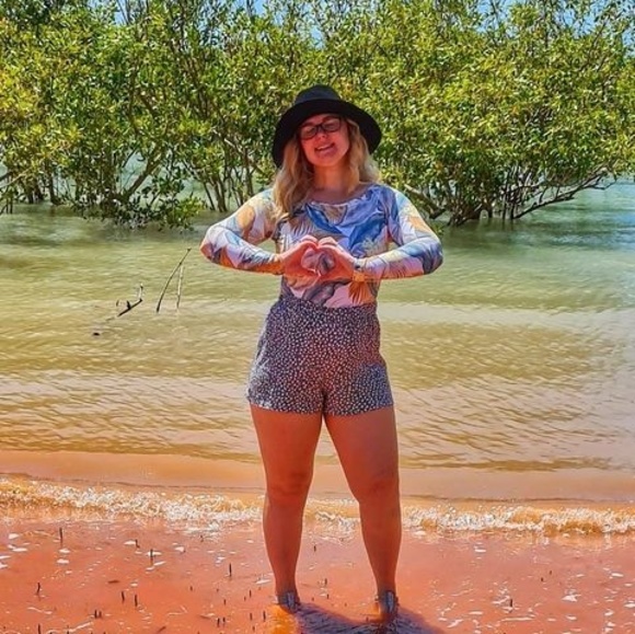 Profile Picture of Laura Hahn (@laurahahn673) on Poshmark