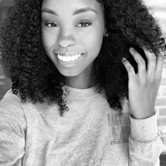 Profile Picture of Jerrica Davis (@jerricalin) on Poshmark