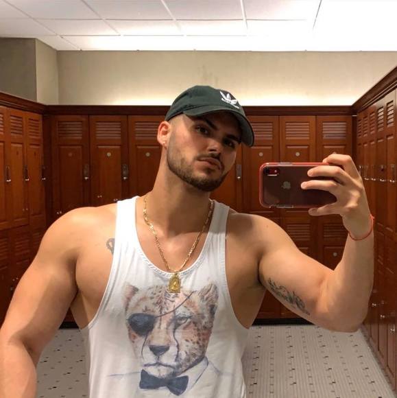 Profile Picture of Cesar Guerrero (@cesarguerrer404) on Poshmark