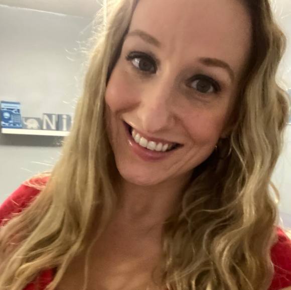 Profile Picture of Amy Iwanow (@amy2315) on Poshmark