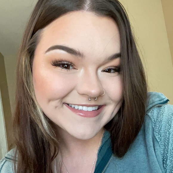 Profile Picture of Hannah Pekar (@hannahep4121) on Poshmark