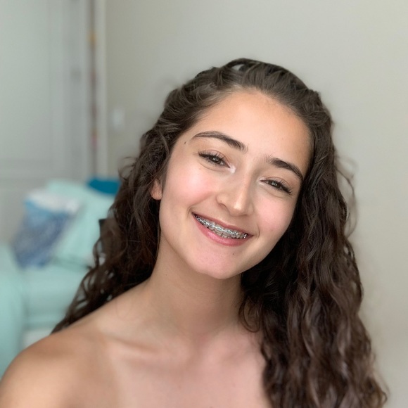 Profile Picture of Juliana Saucedo (@jrsnpink) on Poshmark