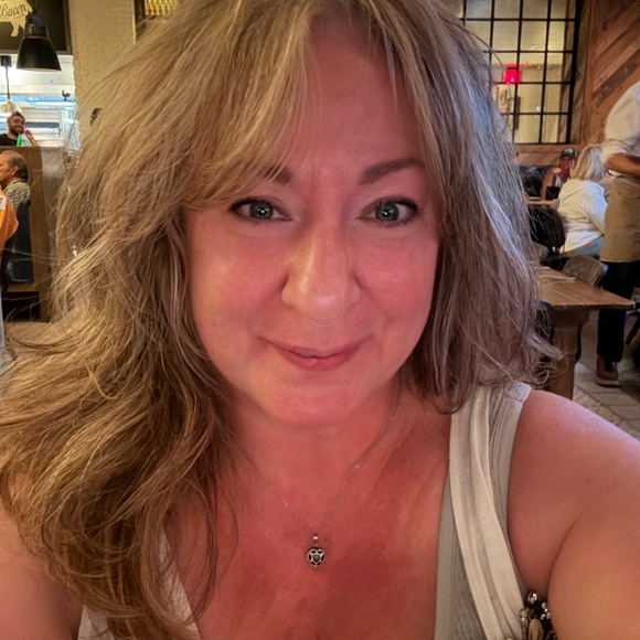 Profile Picture of Ivy schwartz Schwartz (@ivy1272) on Poshmark