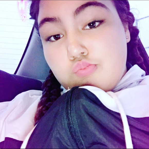 Profile Picture of Lucina Centeno (@lucicenteno) on Poshmark