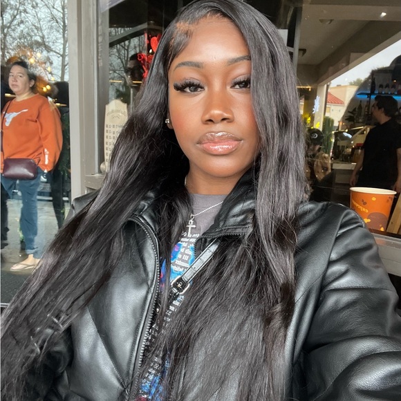 Profile Picture of Cherish Thompson (@ya_girlgotstyle) on Poshmark