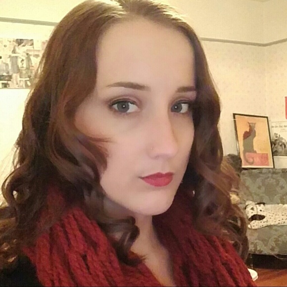 Profile Picture of Ashley Showalter (@ashtree18) on Poshmark