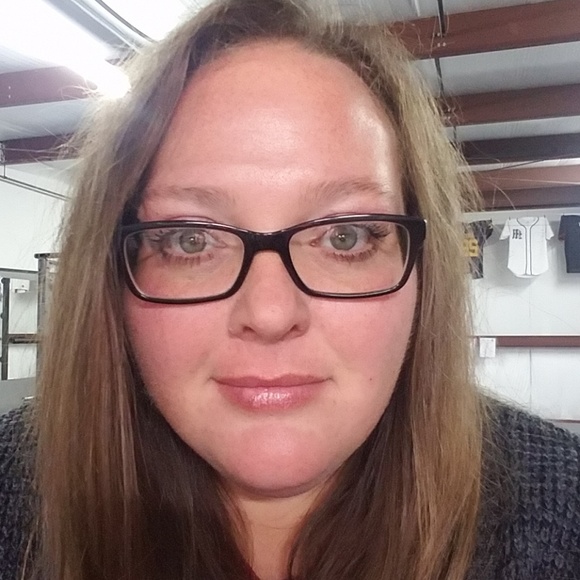 Profile Picture of Lisa Mcelyea (@vishus_libz) on Poshmark