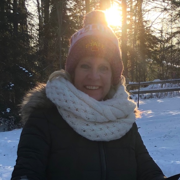 Profile Picture of Karen Larsen (@kalarsenpmpm) on Poshmark