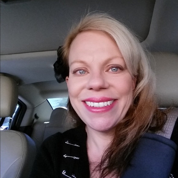 Profile Picture of Lisa Lemley (@lisalemley71) on Poshmark