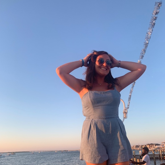 Profile Picture of Lindsey Andreades (@lindseyy_a) on Poshmark