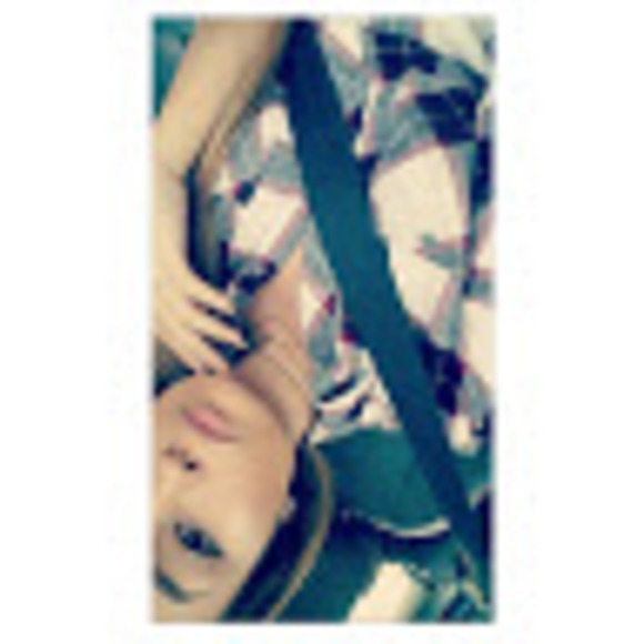 Profile Picture of Tonya Uribe (@tonyauribe) on Poshmark