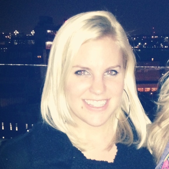 Profile Picture of Amy Simmons (@amiticus) on Poshmark