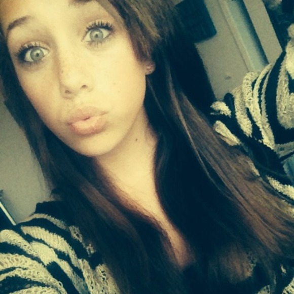 Profile Picture of Michelle Loring (@michellelol_) on Poshmark