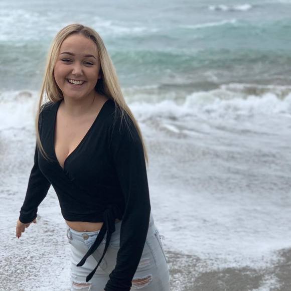 Profile Picture of Maddie Brizzee (@maddiebrizzee) on Poshmark