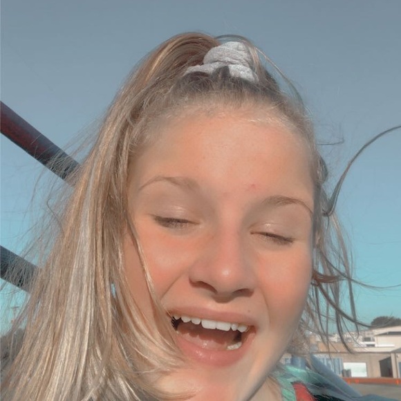 Profile Picture of Zoë Chandler (@chandlerzr01) on Poshmark